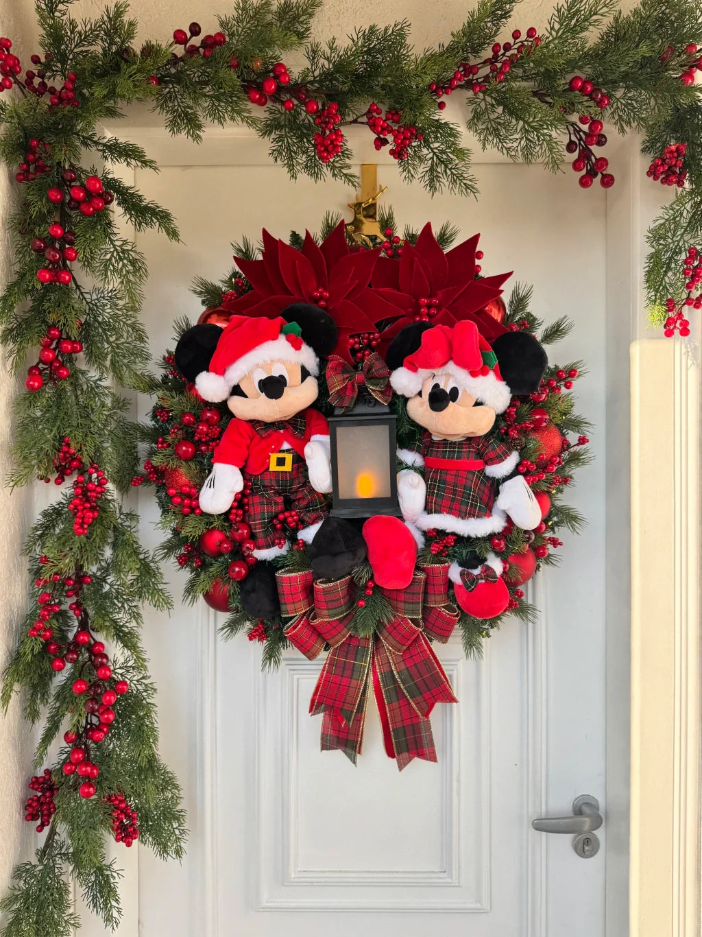 Guirlanda Mickey e Minnie Lanterna Encantada | A Magia do Natal Iluminada na Sua Porta
